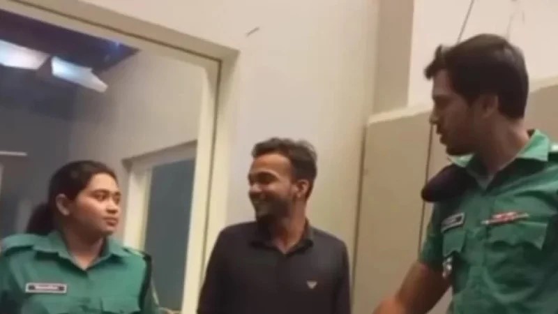 নারী পুলিশের দিকে তাকিয়ে আসামির হাসি, ভিডিও নিয়ে যা জানা গেল